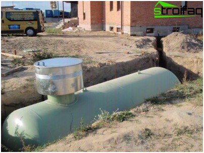 Gashållare installerad. Efter kontroll av läckor i närvaro av inspektörer från Rostekhnadzor och regional gas kan den täckas med sand och tas i gas i 2-3 veckor.