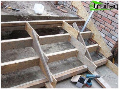 Hälla betong trappor med en bredd som överstiger standardstorlekar