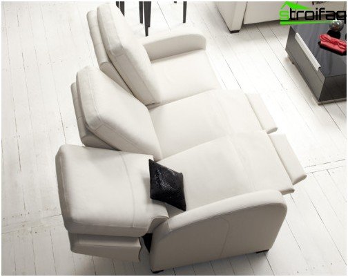 Utformningen av 3-sits soffan för hemmabio gör att varje tittare kan ställa in sig en bekväm lutning av ryggen och fotstödets läge