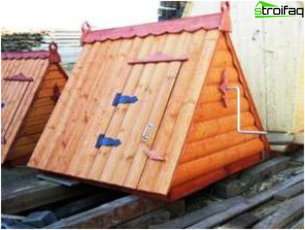 Husets tak är tillverkat av brädor