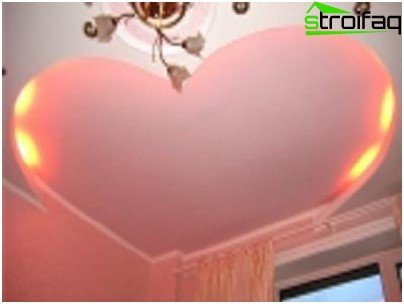 Användningen av en ljus färgpalett i sovrummet i kombination med vit gör det möjligt att betona utformningen av gips