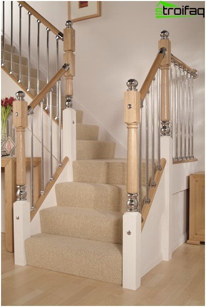 Strikta lakoniska balustrar för trappor av rostfritt stål går bra med trä, glas, sten