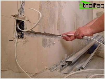 Lägga dolda elektriska ledningar i väggen