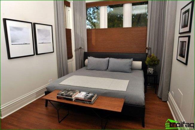 Mängden ljus i sovrummet kan justeras med persienner och gardiner.
