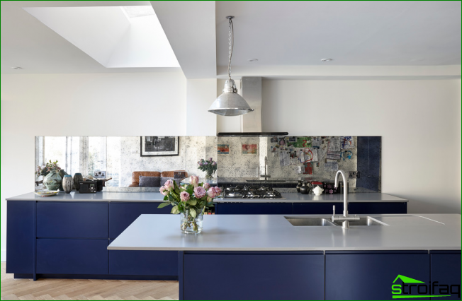 Modernt blått och vitt kök med minimalistiska möbler