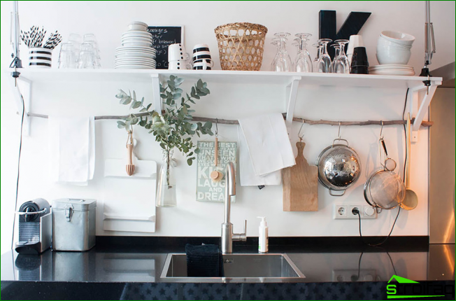 Öppna hyllor i köket är inte bara en plats att lagra disk, utan också ett sätt att dekorera