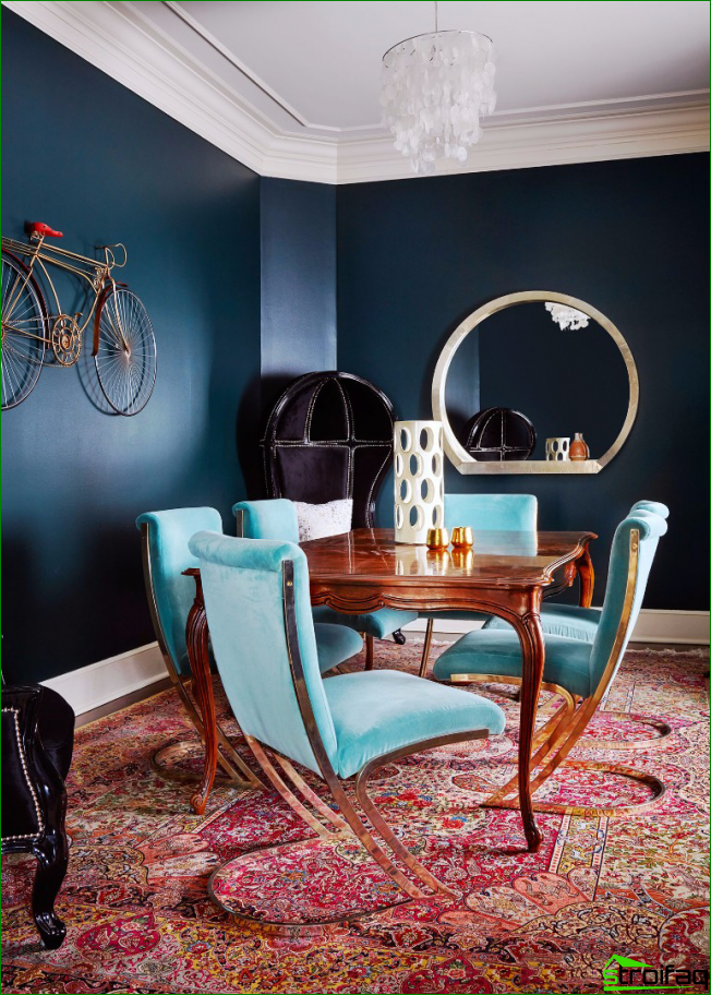 Den perfekta kombinationen av färger i vardagsrummet med ett trälackbord