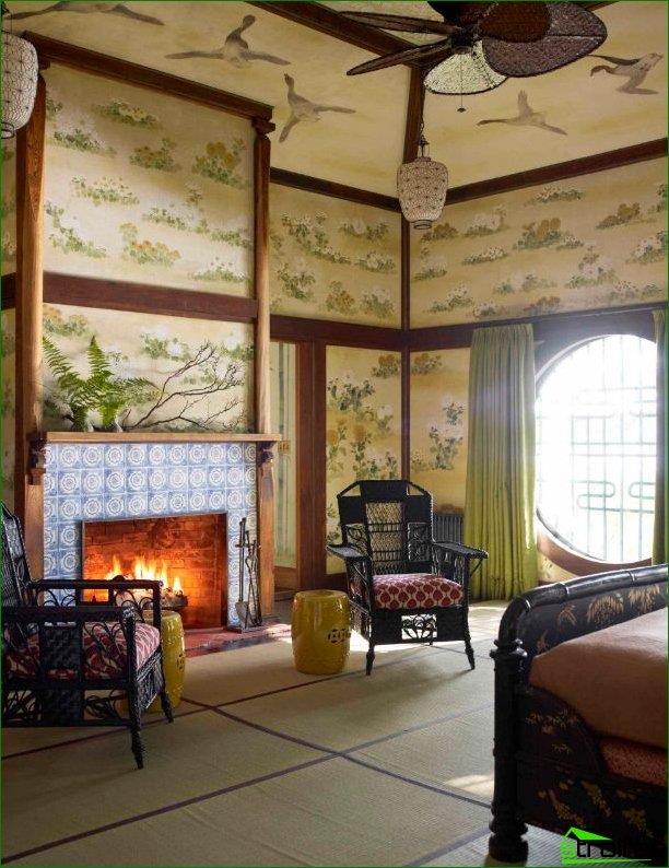 Kinesisk stil i det inre av maharajas: ritningar av djur i tak och väggar, en öppen spis med vita och blå målningar, smidda stolar och ett runt fönster