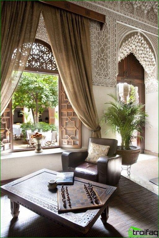 Alla inredningsstilar i maharajas har gemensamma funktioner: traditionella orientaliska anteckningar, högt i tak, stora fönster, karakteristiska gardiner och dyra möbler