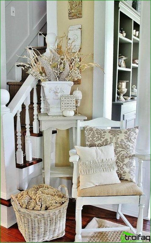 Entrén i Provence-stil kan bli en hembygd på grund av överflödet av dekorativa element: korgkorgar, kuddar på stolar, färgglada mattor och dekorativa vaser