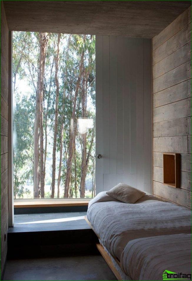 Ett mysigt sovrum i ett privat hus med en låg fönsterbräda, som perfekt ersätter nattduksbordet