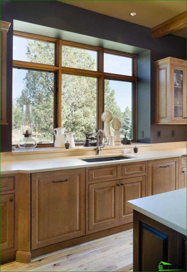 Du kan markera en del av fönsterbrädan med en lätt höjd nära fönsterramen, som kommer att likna en klassisk fönsterbräda