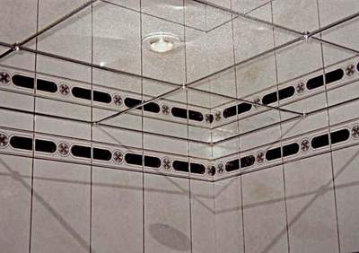 I soffitti a specchio tollerano perfettamente gli effetti intensi di vapore e umidità, sono facili da pulire, non richiedono cure particolarmente complicate
