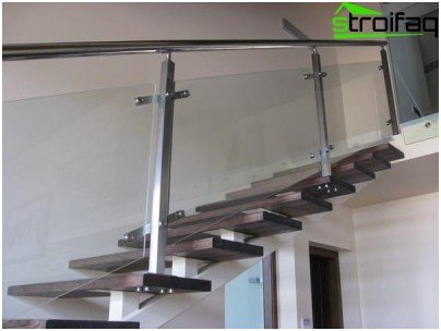 تضمن السحابات لسلالم من الفولاذ المقاوم للصدأ في نفس الوقت سلامة الهيكل وتعمل كعنصر فعال في تصميمه