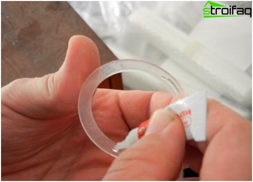 Подготовка на термоустойчиви пластмасови пръстени за монтаж върху стопяемите ръбове на осветителното тяло