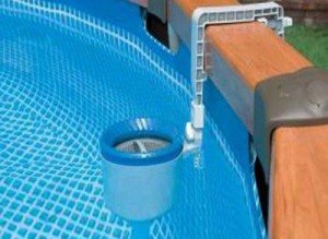 The hinged skimmer for outdoor pools is installed on the windward side