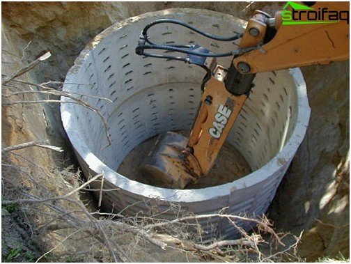 Installazione di anelli di cemento in un pozzo nero