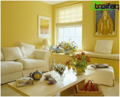 اللون الأصفر للجدران في غرفة المعيشة
