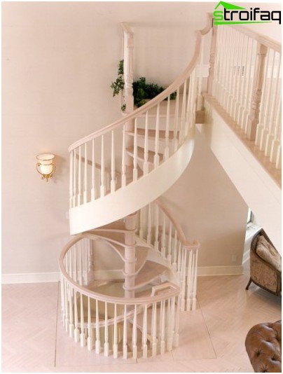 The second type is a spiral staircase remote from the walls with steps cantilever mounted on the support column