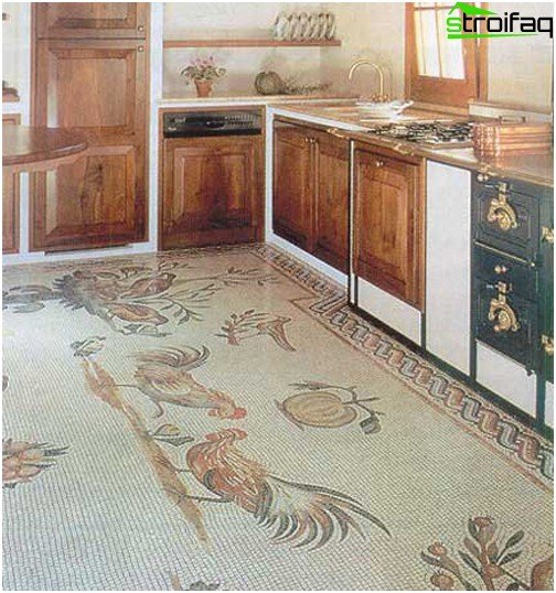 Mosaik-tapetet på køkkengulvet passer godt til møbler i etnisk stil