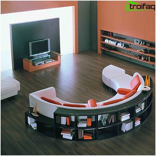 Pohovka s policemi integrovanými v zadní části opěradla výrazně zlepšuje akustiku prostoru domácího kina v obývacím pokoji