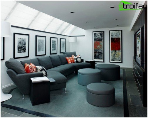 Използването на съществуващите мека мебел за домашно кино, разположено в специална зона на хола, не нарушава хармонията на интериора, запазва комфорта при гледане и качеството на акустиката