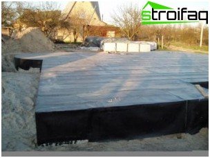 Hydroizolacja fundamentu płyty za pomocą pokrycia dachowego