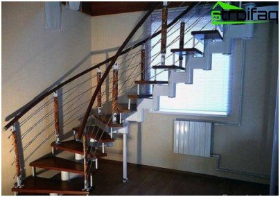 La elegante forma de la escalera vertebral decorará el espacioso salón.