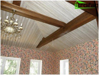 Het plafond is bekleed met dakspanen en beschilderd met witte verf.