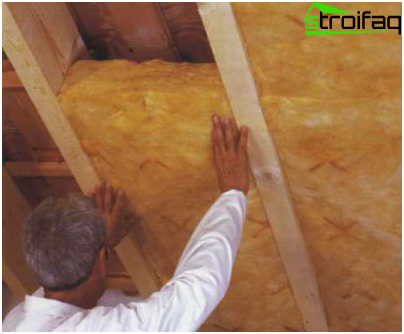 Isolering af tagets bad fra loftet