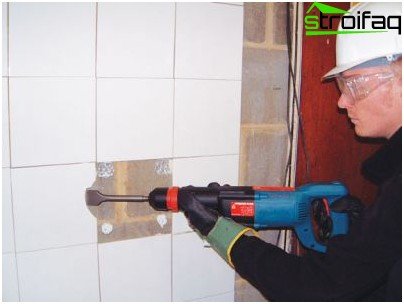 Fjernelse af vægfliser ved hjælp af en hammerbor