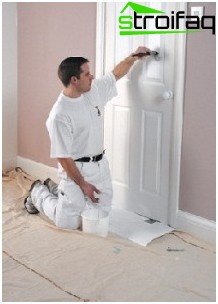 schilder de deur met een penseel