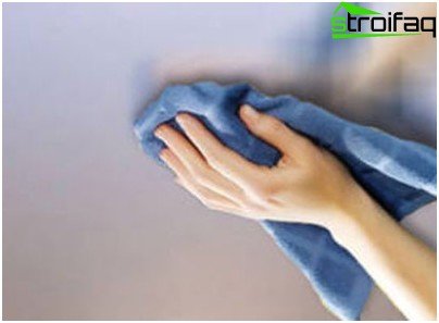 อย่าใช้แปรงแข็งในการล้างเพดานยืดใช้เฉพาะผ้านุ่มที่ทำจากผ้าใยผ้าสักหลาดหรือเส้นใยเรียบเนียน