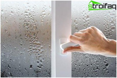 Udskiftning af gamle vinduer med forseglede dobbeltglasvinduer er i strid med den naturlige luftudveksling og forringer ventilationen i lejligheden: luftfugtighed stiger, vinduer sveder, lugten af ​​fugt vises
