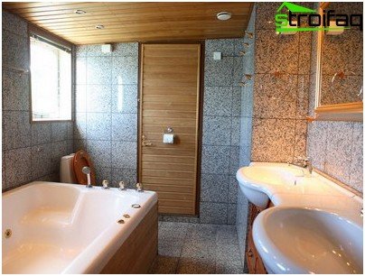 Sufit drewnianych paneli w łazience