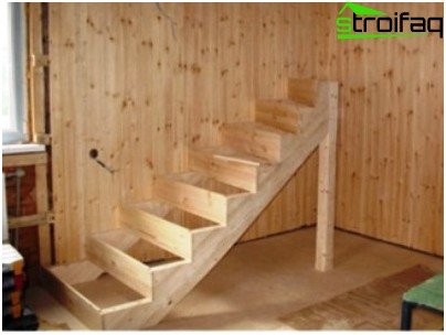 Escalera tipo loft con manos propias de madera