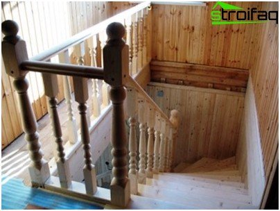 Escalera de madera abuhardillada