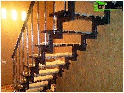 Kovové schodiště s dřevěnými schody.