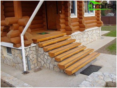 Dřevěné venkovní schodiště v chatě