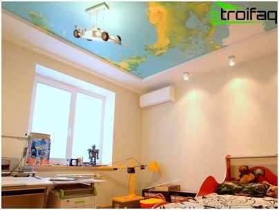 Вариант на дизайна на опънат таван в детска стая с карта