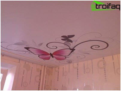 Stræk loftet i lokalet til en teenage pige med en sommerfugl