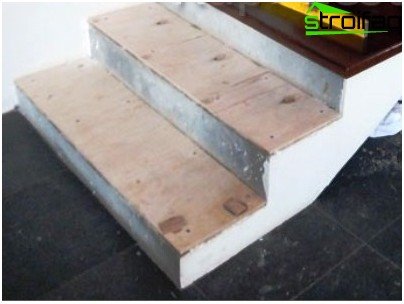 Opláštění betonových schodů dřevem