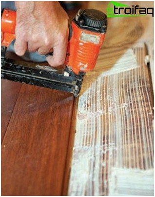Fixing with pneumatic nails in the groove of the parquet board