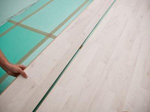 ربط الصفوف عند وضع الأرضيات الخشبية باستخدام أقفال Click