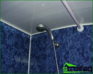 Korjaa kylpyhuoneen PVC-paneelit: miten seinät valmistetaan