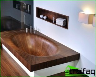 A wooden bathtub is very interesting!