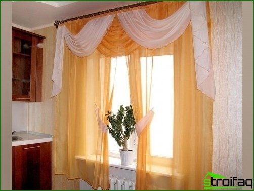 Curtain Design and Interior Features