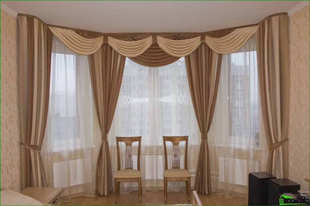 Curtain Design and Interior Features