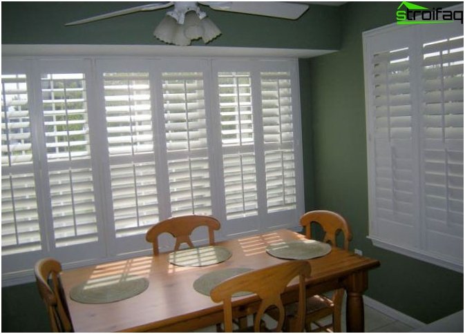 Horizontal blinds in the kitchen