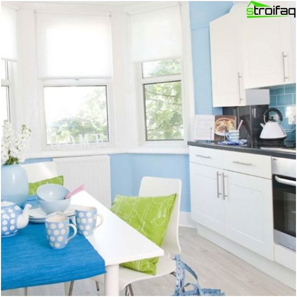 Papel tapiz azul en la cocina